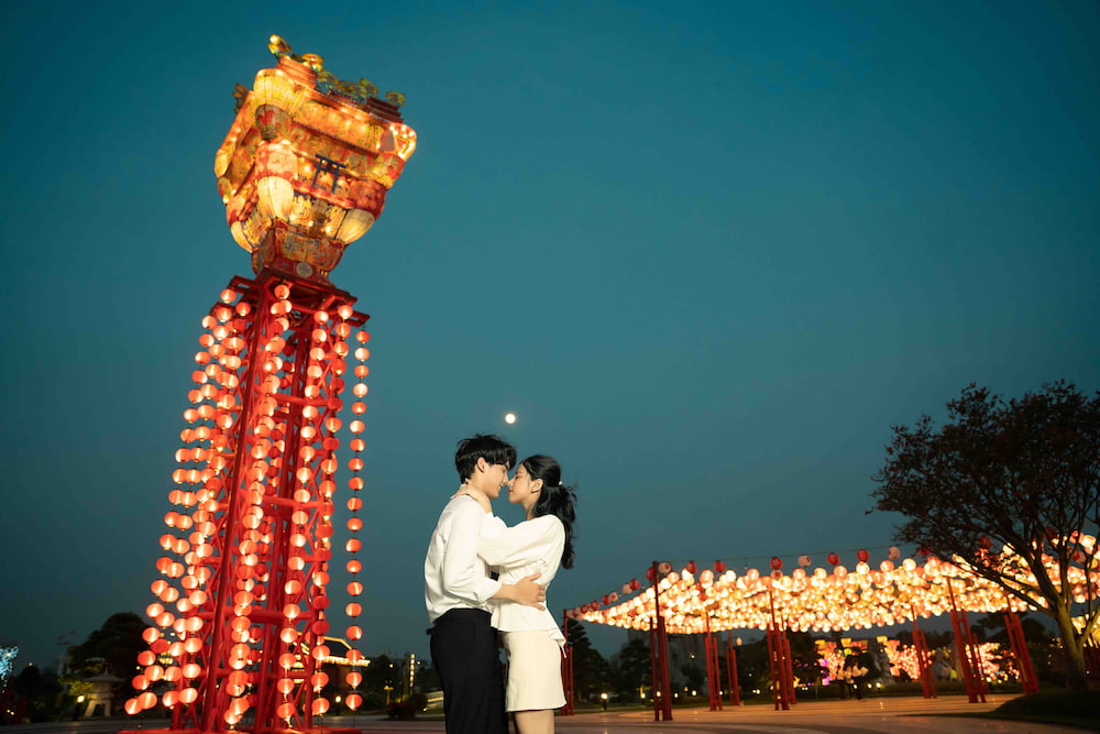 Tháp đèn lồng lung linh về đêm – Địa điểm check-in được cư dân vô cùng yêu thích tại Vườn Nhật Vinhomes Smart City